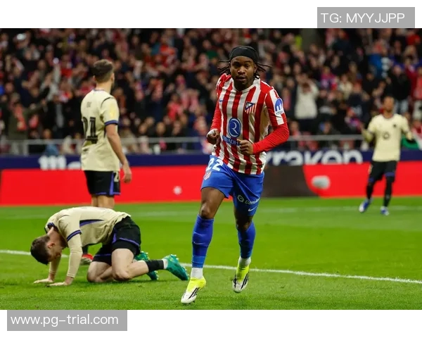 国王杯激战巴萨与巴黎圣日耳曼战成平局转会传闻引发球迷热议